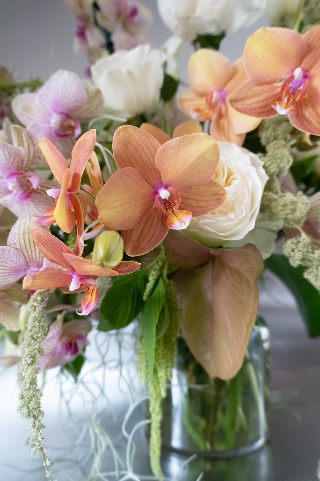 Modern Valentine's flowers arrangement by Shaa.Project featuring vibrant blooms in a stylish bouquet.