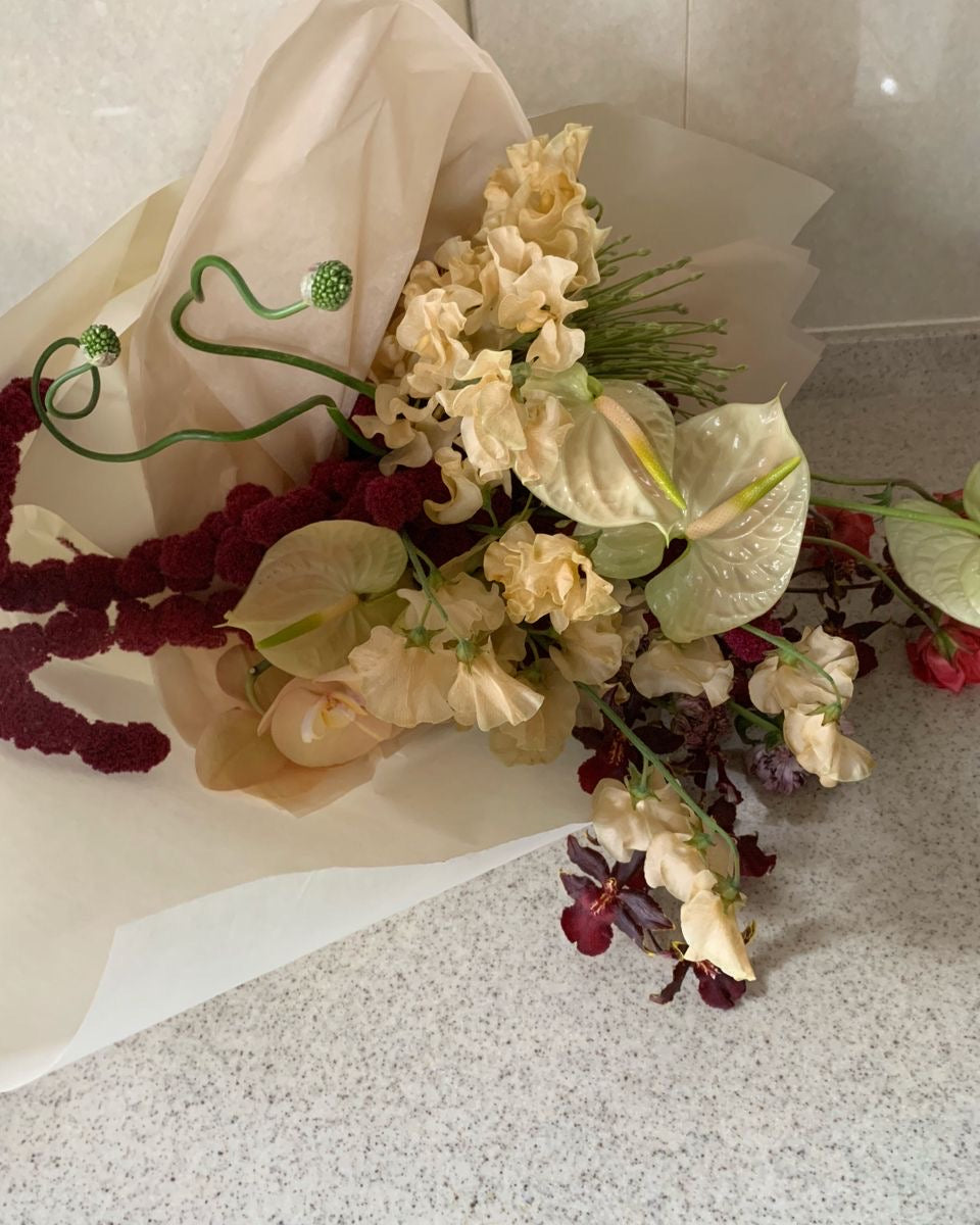 Shaa.Project flower wrap subscription featuring vibrant mono bloom designs in eco-friendly packaging.